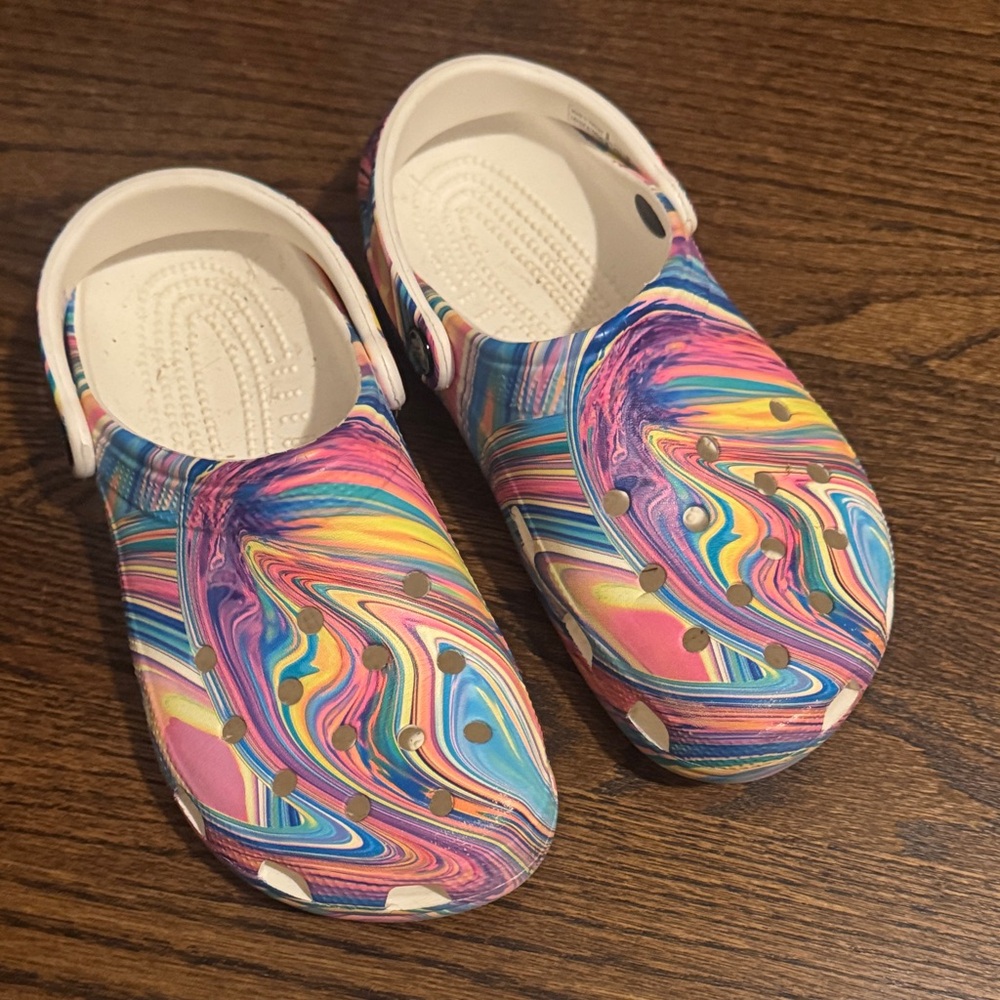 CROCS Kids Swirl Pattern Sandals